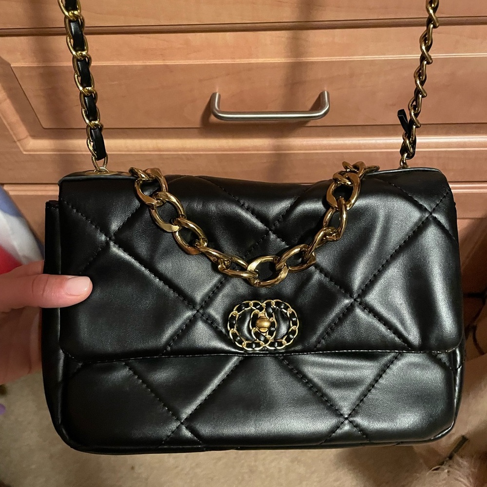 Black quilted Chain Shoulder Bag